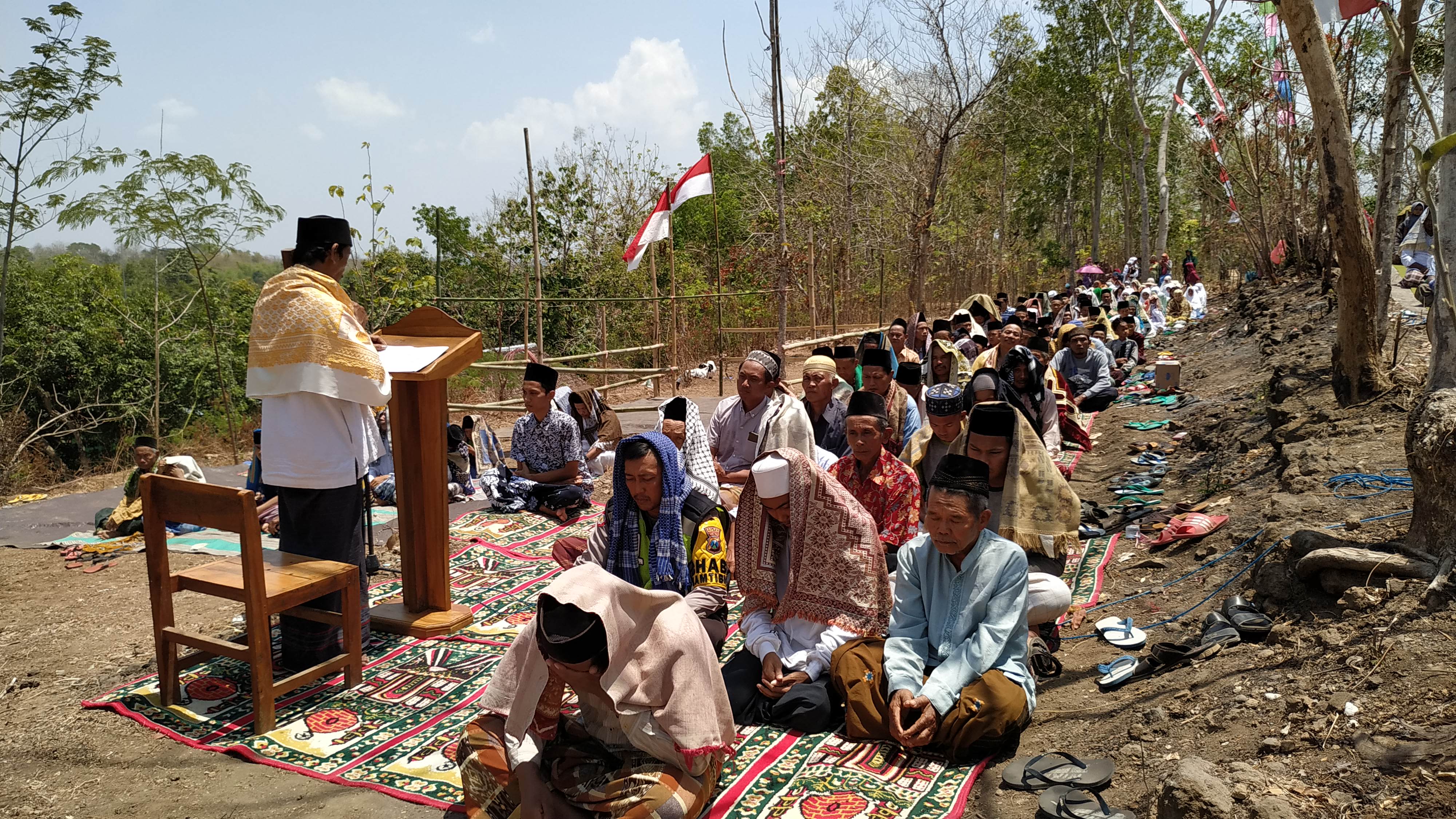 Warga lereng kaki Gunung Wilis, gelar shalat Istisqo minta hujan. (Foto: Fendi/ngopibareng.id)