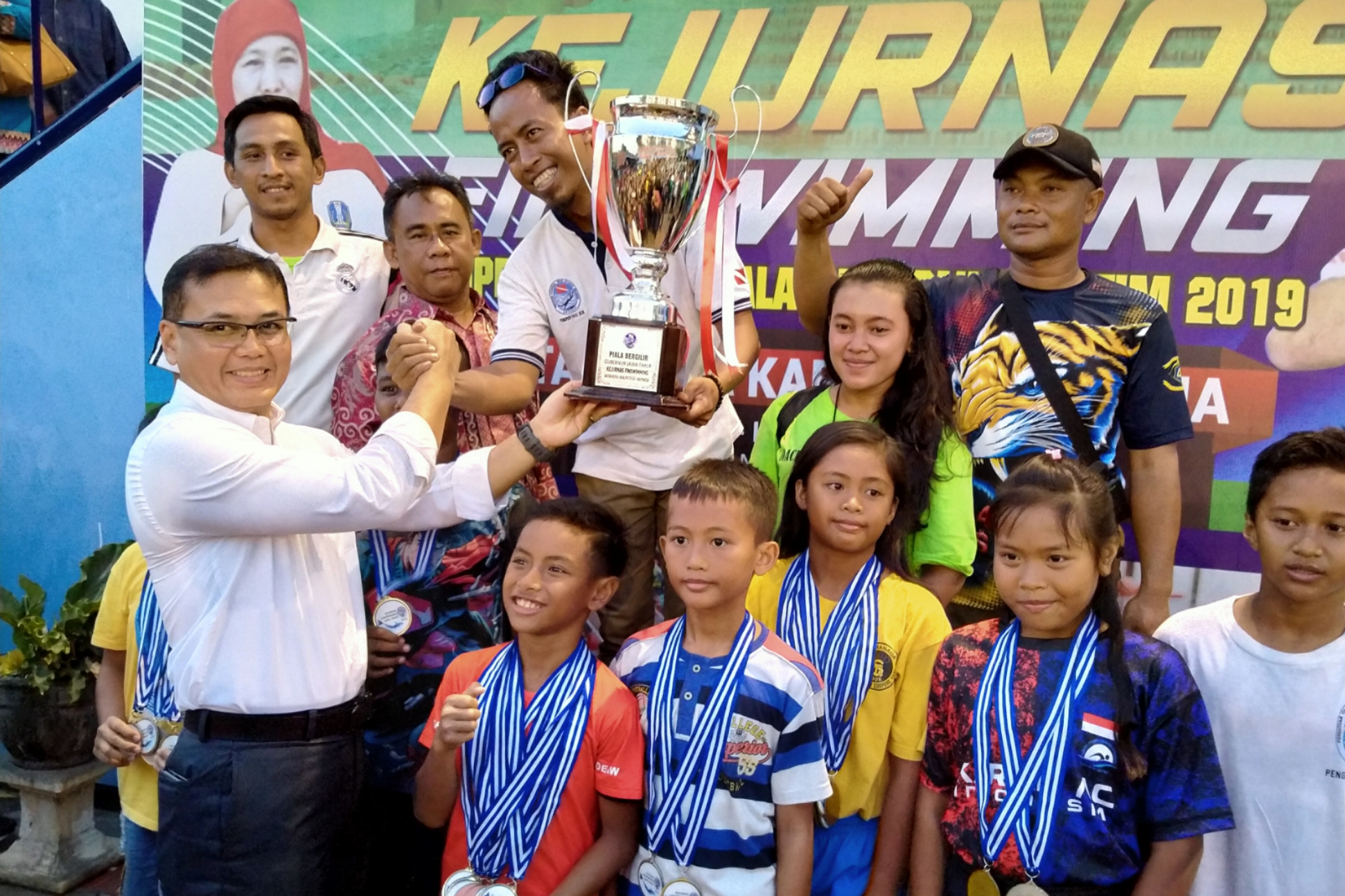 Kontingen Kota Surabaya menerima gelar juara umum di ajang Kejurnas Finswimming Antar Kabupaten/Kota Piala Gubernur Jatim di Kolam Renang Dispora Jatim, Surabaya, Minggu 17 November 2019. (Foto: Fariz/ngopibareng.id)