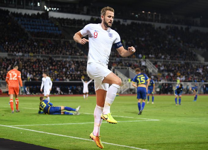 Harry kane berhasil menyamai rekor yang ditorehkan dua legenda sepak bola Inggris. (Foto: Twitter/@UEFAEURO2020)