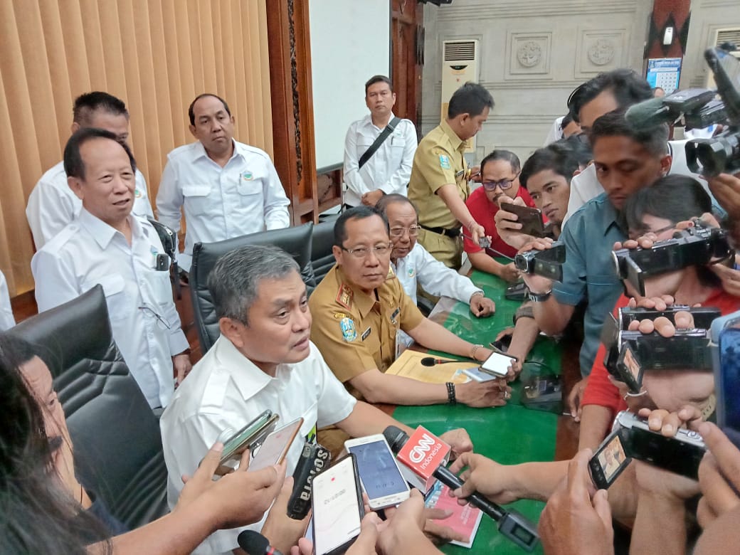 General Manager Pertamina MOR V (Jatim, Bali, Nusa Tenggara) Werry Prayogi, saat memberikan keterangan kepada media soal kelangkaan solar di Jawa Timur. (Foto: Faiq/ngopibareng.id)