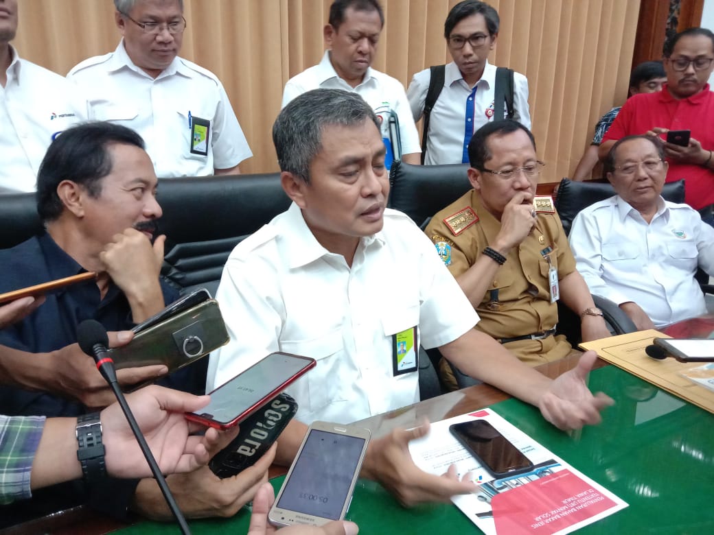 GM Pertamina MOR V (Jawa Timue, Bali, Nusa Tenggara) Werry Prayogi saat konferensi pers ketersediaan BBM solar di Kantor Gubernur Jatim, Senin 18 November 2019. (Foto: faiq/ngopibareng.id)