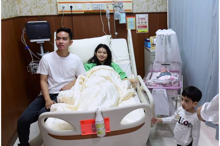 Gibran Rakabuming bersama istri, Selvi Ananda, dan kedua anaknya, Jan Ethes dan si bayi La Lembah Manah. (Foto: Instagram)