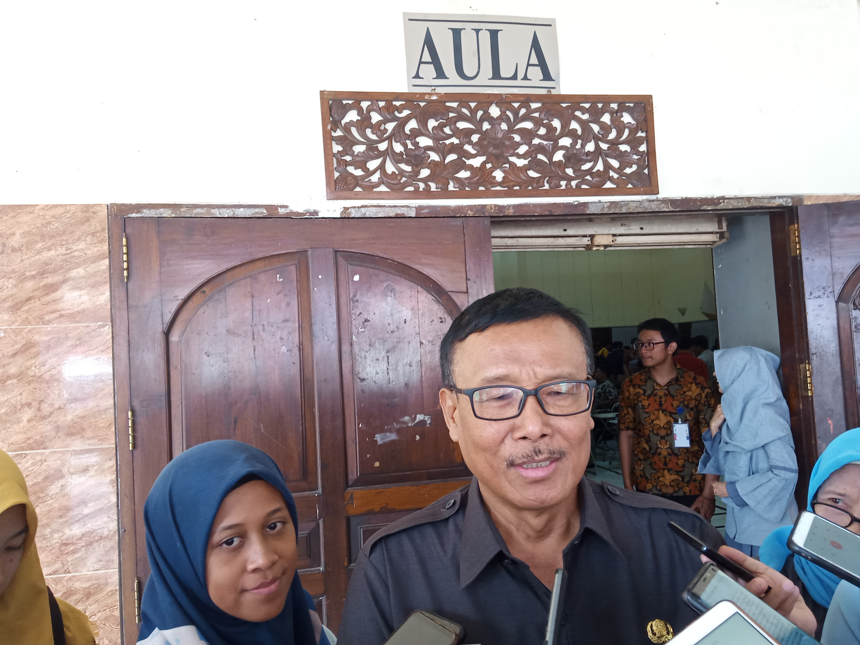 Kepala BPBD Provinsi Jawa Timur, Wahyudiono Subhan saat diwawancarai di Institut Teknologi Nasional, Malang. (Foto: Theo/ngopibareng.id)