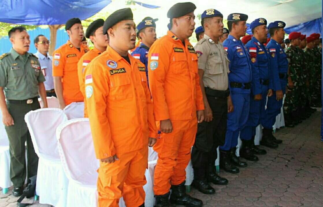 Para peserta latihan SAR skala besar di Selat Bali. (Foto: Muh Hujaini/ngopibareng.id)