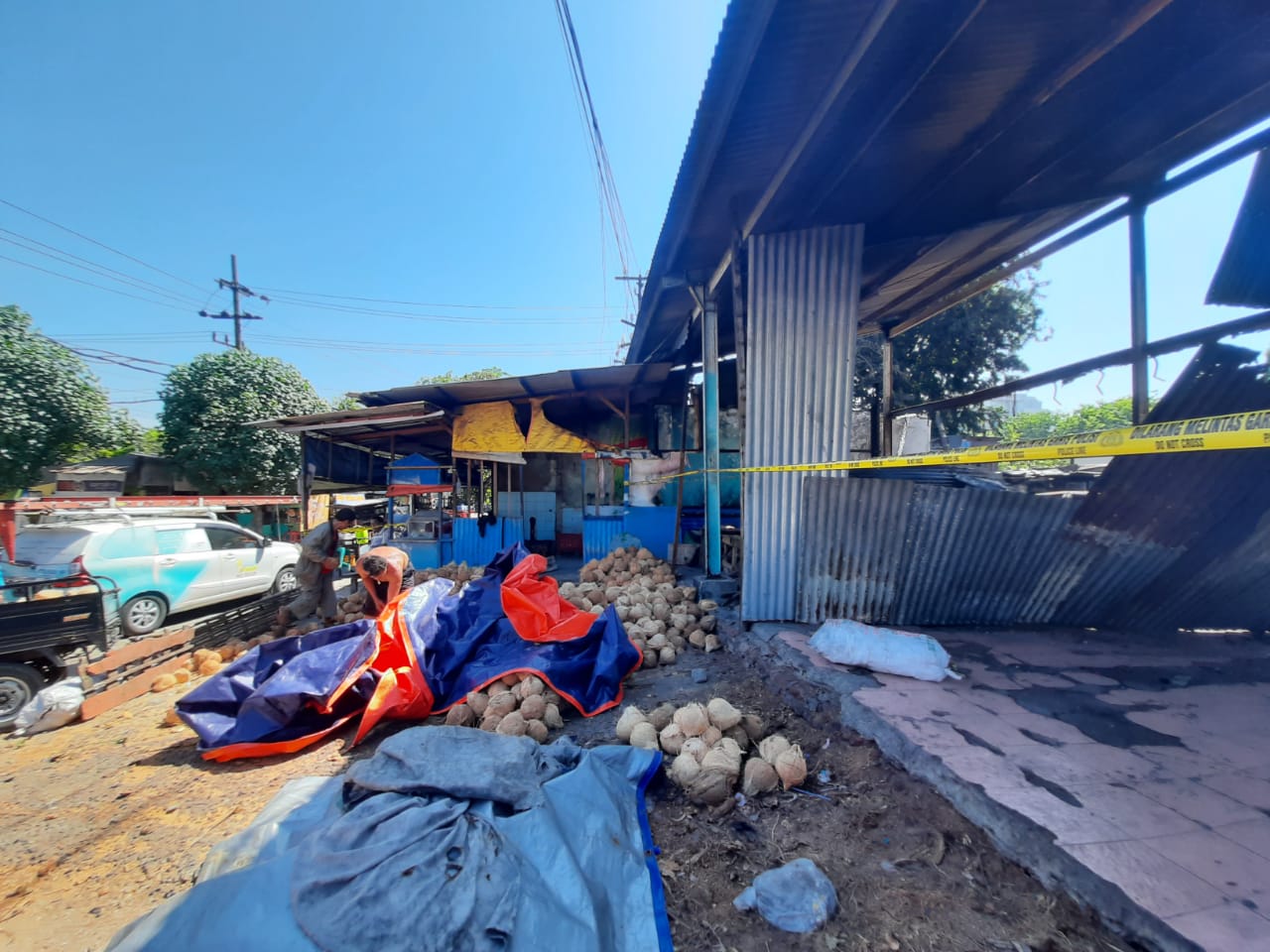 Garis polisi (police line) masih terpasang di TKP kebakaran Pasar Beras Bendul Merisi, Surabaya, Senin 18 November 2019. (Foto: Alief/ngopibareng.id)