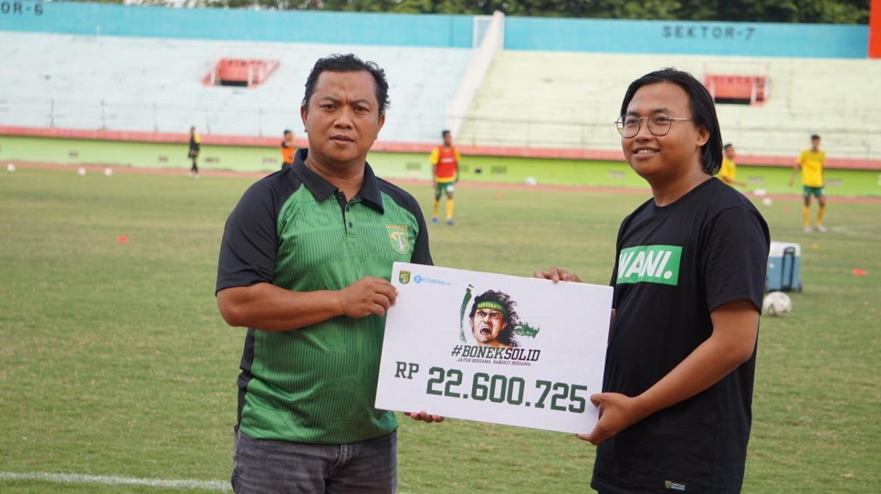 Bonek serahkan donasi ke manajemen Persebaya. (Foto: Haris/ngopibareng.id)