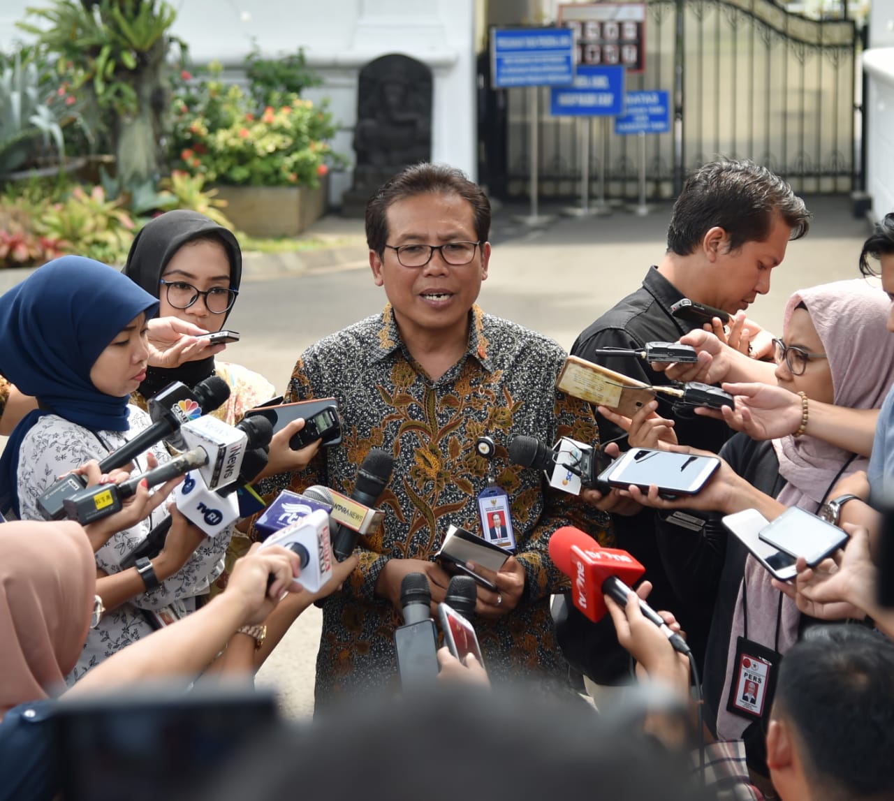 Juru bicara Presiden Fajroel Rahman, menjelaskan pertemuan Prediden Jokowi dengan petinggi TNI. ( foto: Setpres)