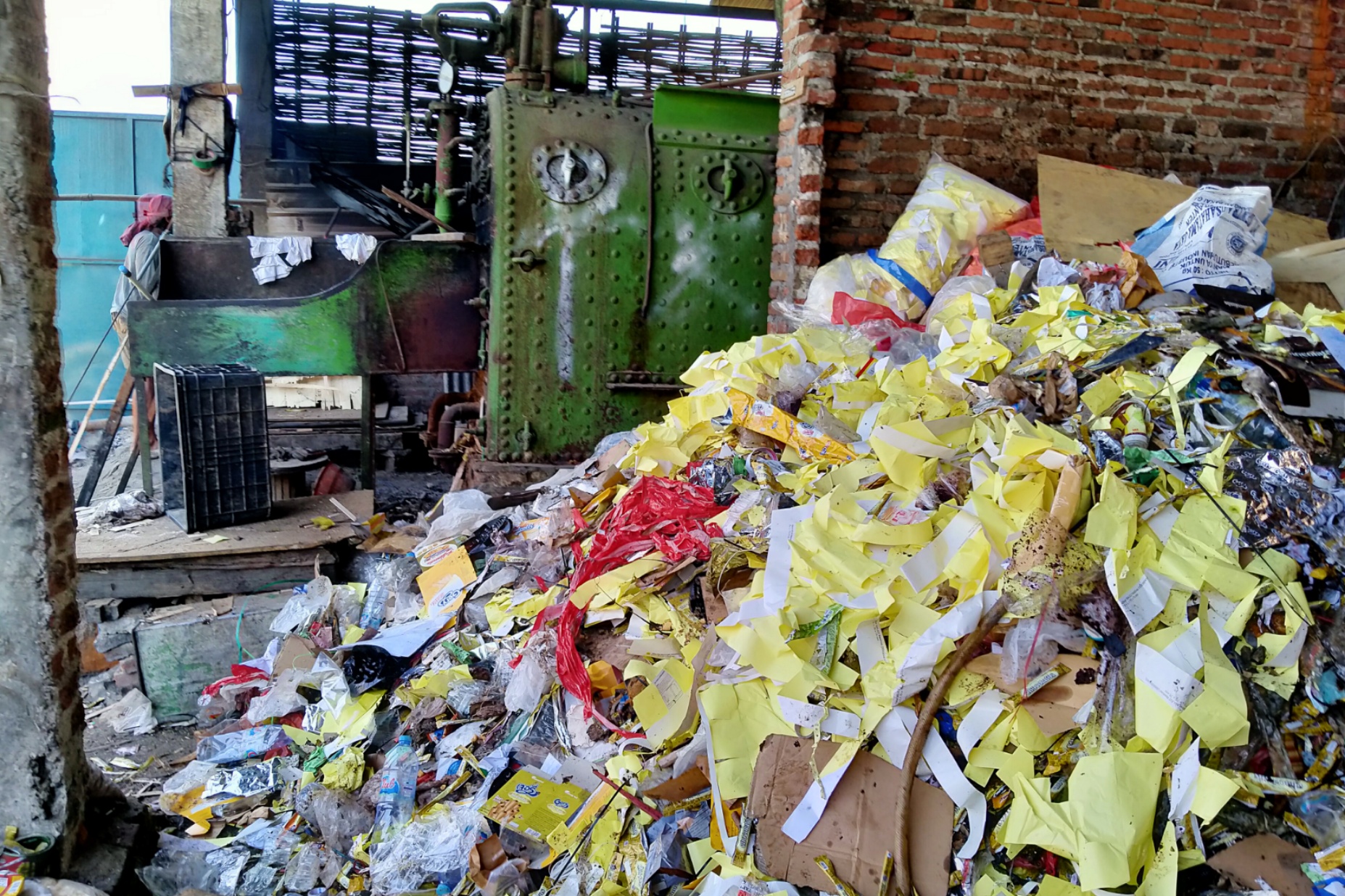 Tumpukan sampah plastik yang digunakam sebagai bahan bakar pembuatan tahu. (Foto: Fariz/ngopibareng.id)