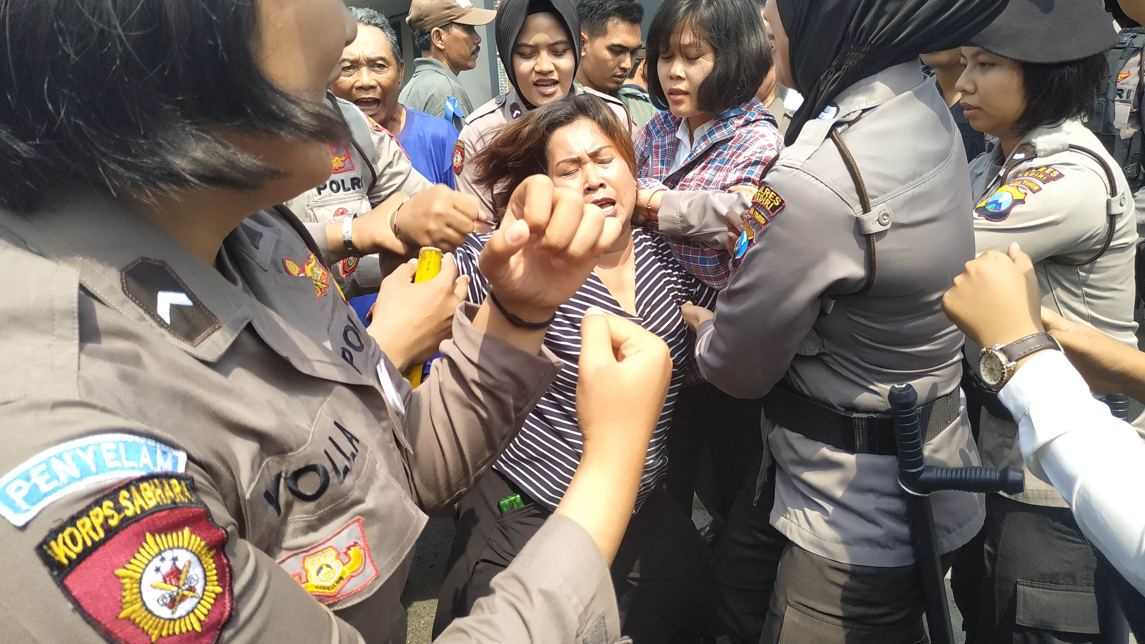 Eksekusi rumah di Kabupaten Kediri diwarnai kericuhan.  (Foto: Fendi/ngopibareng.id)