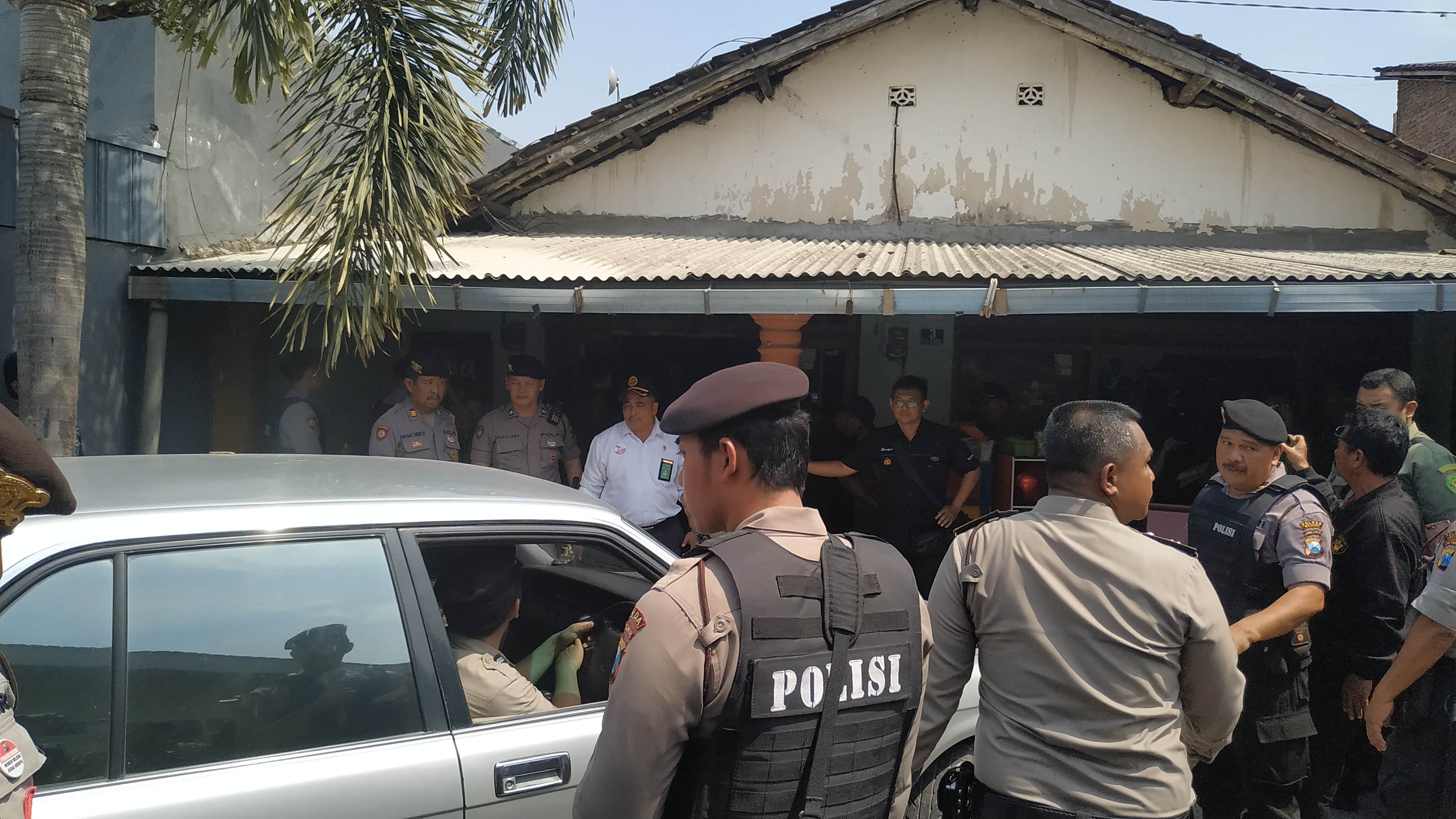 Eksekusi rumah diKabupaten Kediri diwarnai kericuhan. (Foto: Fendi/ngopibareng.id)