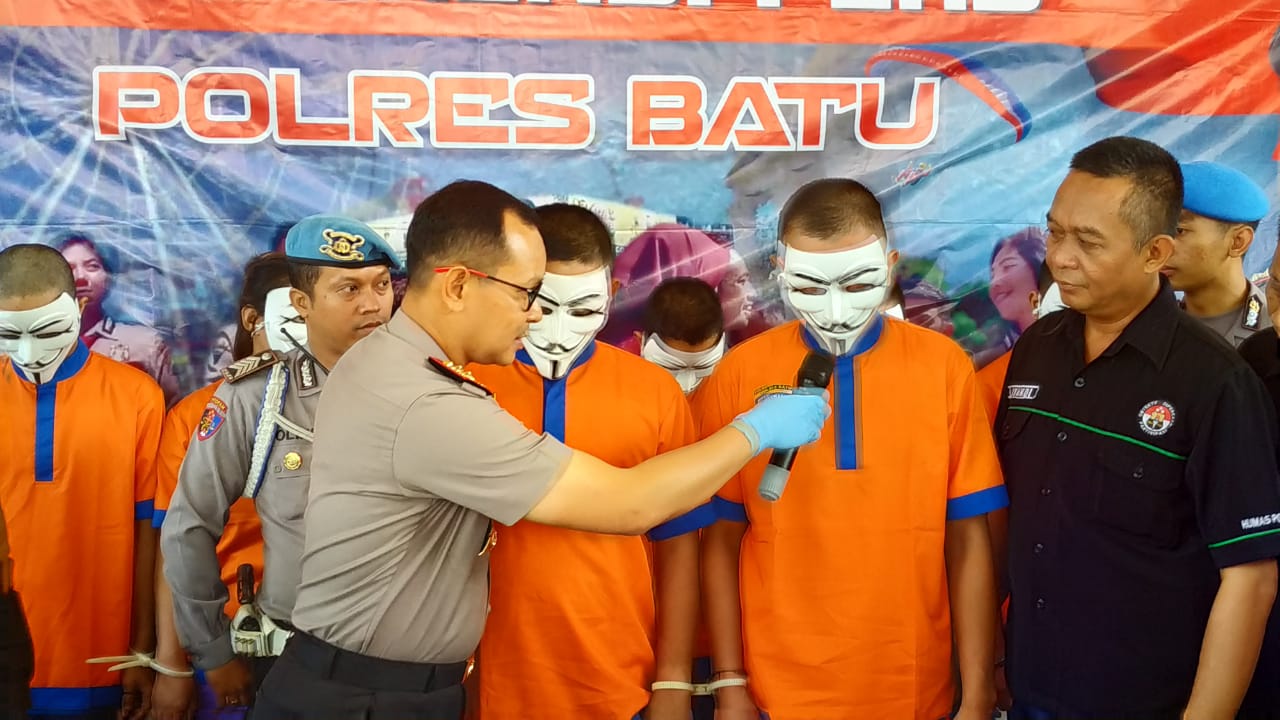 Dua orang tersangka pengedar sabu-sabu berinisial AY dan HP saat gelar perkara di Mapolres Batu, Selasa, 19 November 2019. (Foto: Theo/ngopibareng.id)