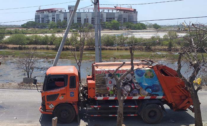 Stadion GBT dan truk sampah yang antre hendak masuk TPA Benowo. (Foto:m.anis)