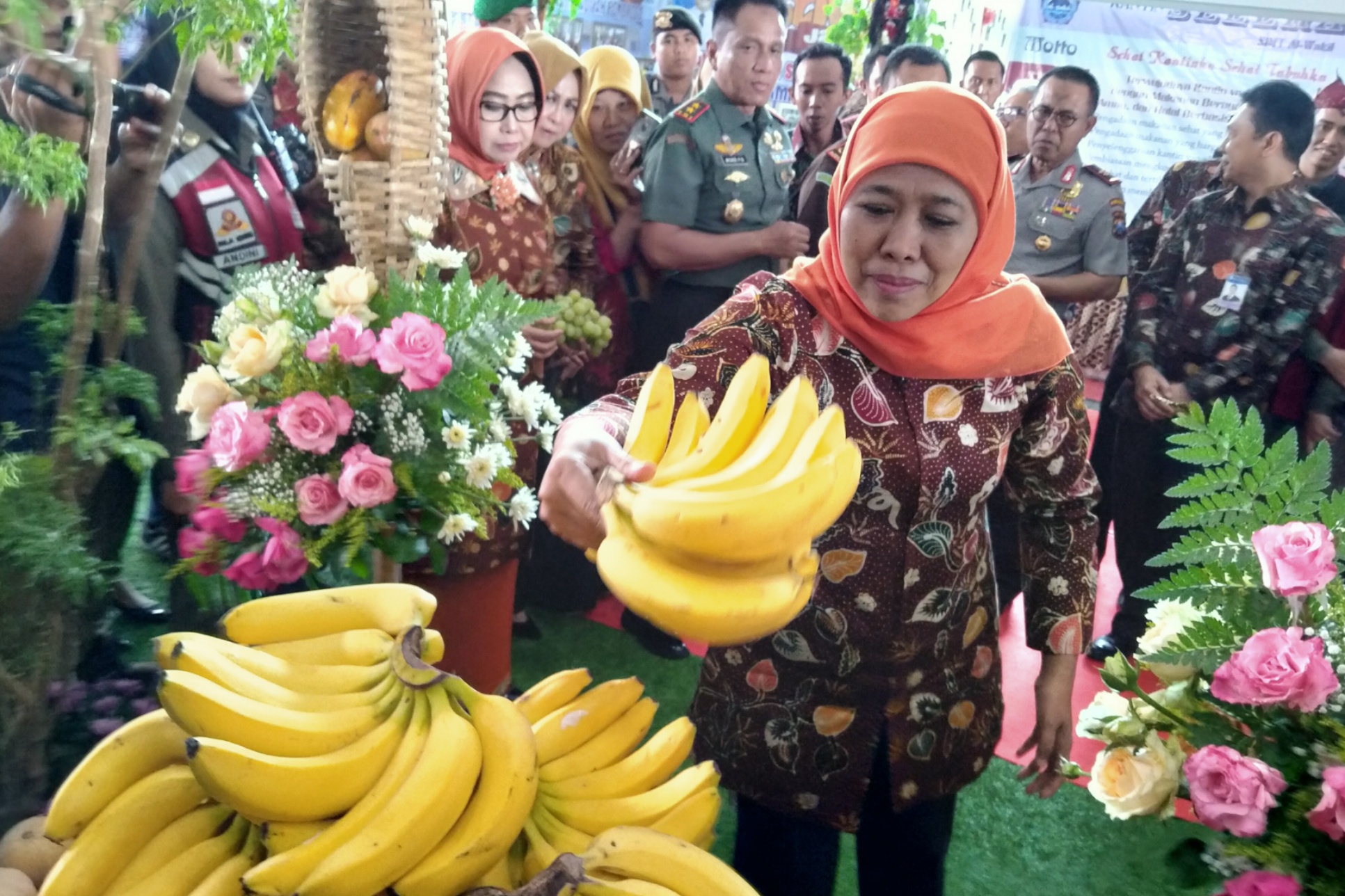 Gubernur Jatim, Khofifah Indar Parawansa saat melihat hasil pertanian pada peringatan Hari Pangan Sedunia di JX Intenational, Surabaya, Selasa 19 November 2019. (Foto: Fariz/ngopibareng.id)