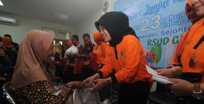 Ketua TP PKK Pasuruan, Lulis Irsyad Yusuf memberikan paket sembako kepada para lansia. (Foto: Dok Humas)