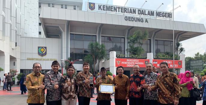 Bupati Pasuruan beserta jajaran memamerkan penghargaan Swasti Saba Wiwerda dari Mendagri. (Foto: Dok Humas)