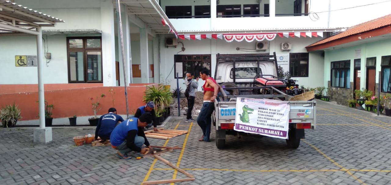 Pemasangan Fiber Optik oleh Diskominfo Surabaya. (Foto: istimewa)