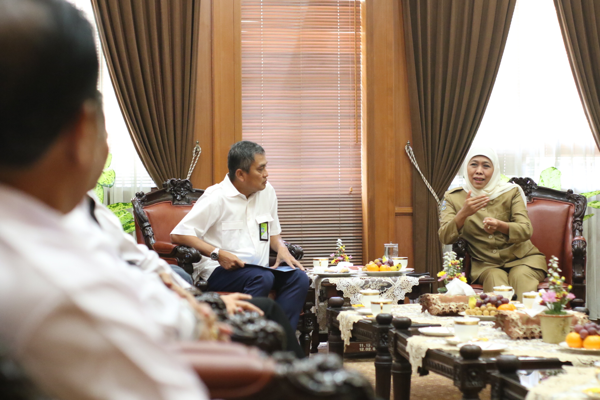 Gubernur Jatim Khofifah Indar Parawansa saat menggelar pertemuan dengan GM Pertamina MOR V, Werry Prayogi, Senin 18 November 2019. (Foto: Humas Pemprov Jatim)