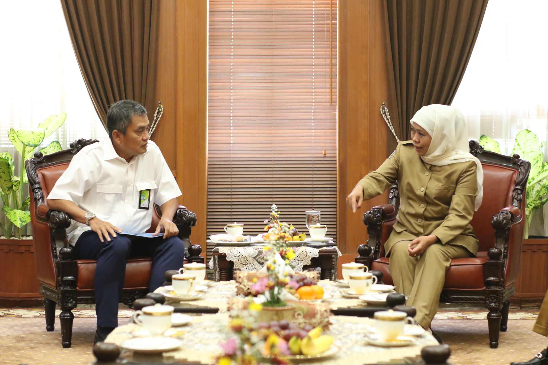 Gubernur Jatim Khofifah Indar Parawansa saat rapat tertutup dengan pihak Pertamina MOR V,beberapa waktu lalu. (Foto: Humas Pemprov Jatim)