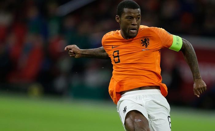 Pemain Belanda yang bermain di klub Liverpool, Georginio Wijnaldum menceploskan gol ketiganya ke gawang Estonia. (Foto:AFP)