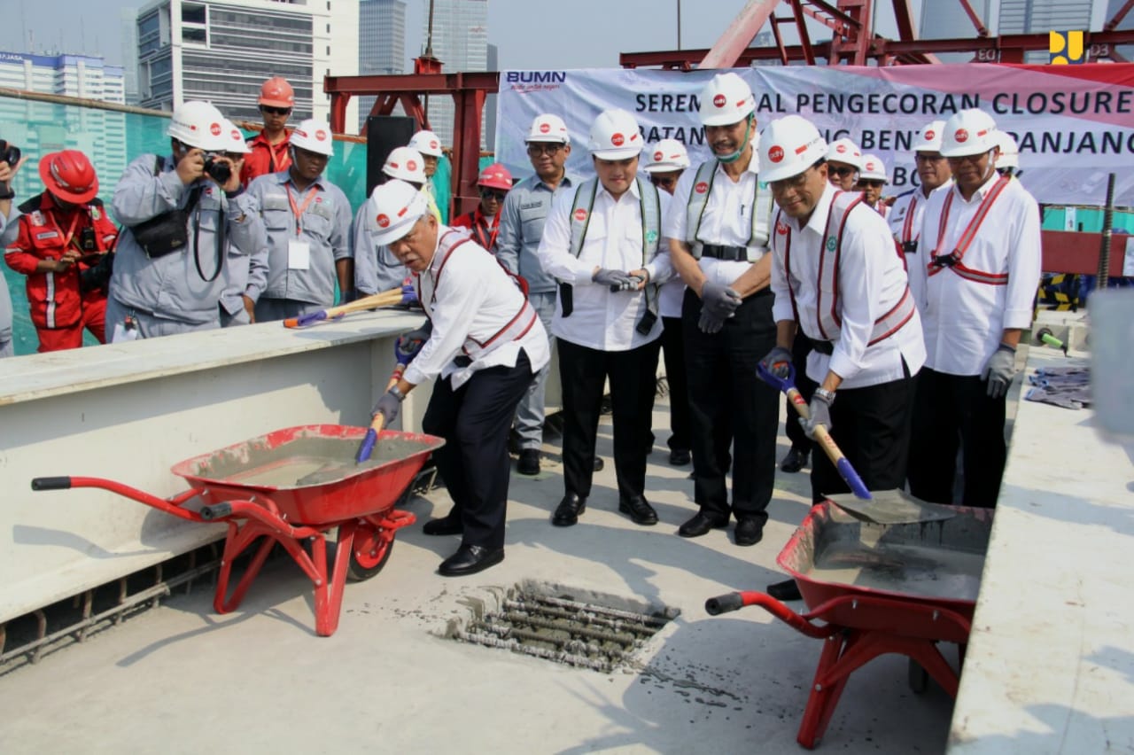 Pengecoran terakhir tersebut disaksikan oleh Menteri Koordinator Bidang Kemaritiman dan Investasi Luhut Binsar Pandjaitan, Menteri PUPR Basuki Hadimuljono, Menteri Perhubungan Budi Karya Sumadi, Menteri Badan Usaha Milik Negara Erick Thohir, serta Dirut PT. Adhi Karya (Persero) Budi Harto pada titik jembatan lengkung yang terletak dipersimpangan Jl. HR Rasuna Said dan JI. Gatot Subroto, Jakarta Selatan. (Foto: Kementerian PUPR)