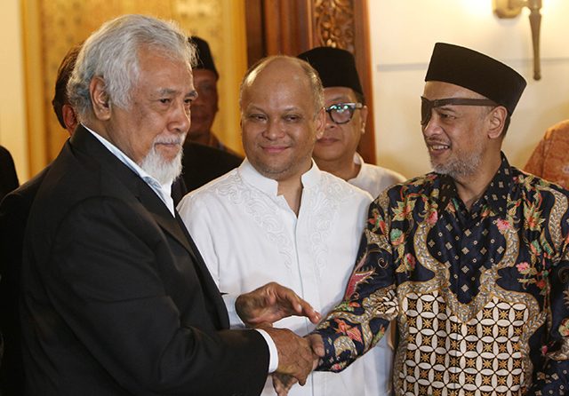 Xanana Gusmao saat menyampaikan duka cita kepada dua anak mendiang BJ Habibie, yakni Ilham Akbar dan Thareq Kemal Habibie, pada 11 September 2019. (Foto: Istimewa)