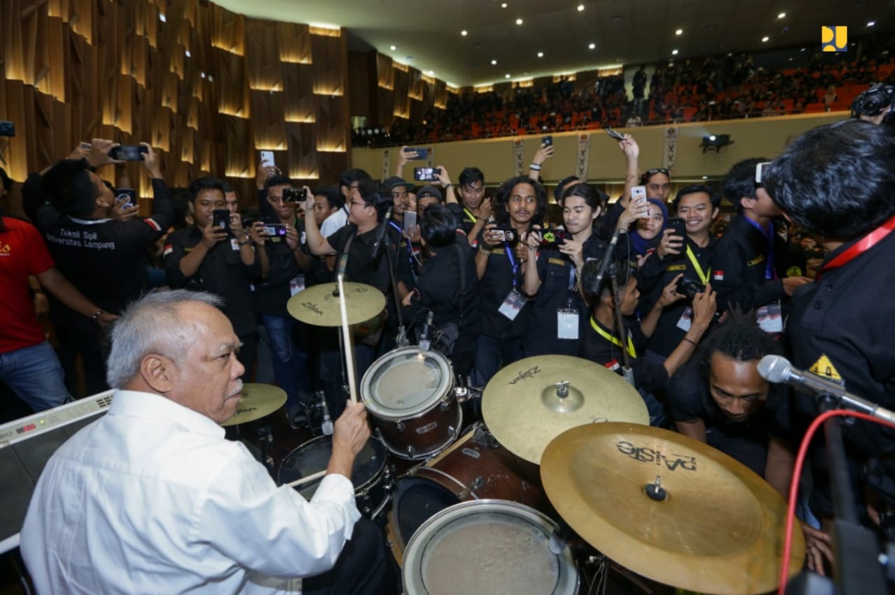 Menteri Basuki unjuk kebolehan memainkan drum di hadapan mahasiswa. ratusan mahasiswa teknik sipil dari berbagai Perguruan Tinggi yang hadir pada acara Campus Goes to PUPR di Gedung Auditorium Kementerian PUPR, Jakarta, Kamis 14 November 2019. (Foto: Kementerian PUPR)