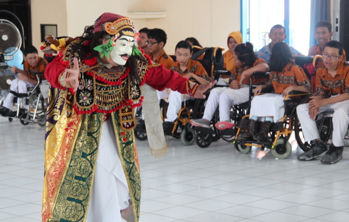 Ryan Bagus saat menari di depan teman-temanya dalam acara peringatan Hari Anak Internasional. (Foto: Pita/ngopibareng.id)