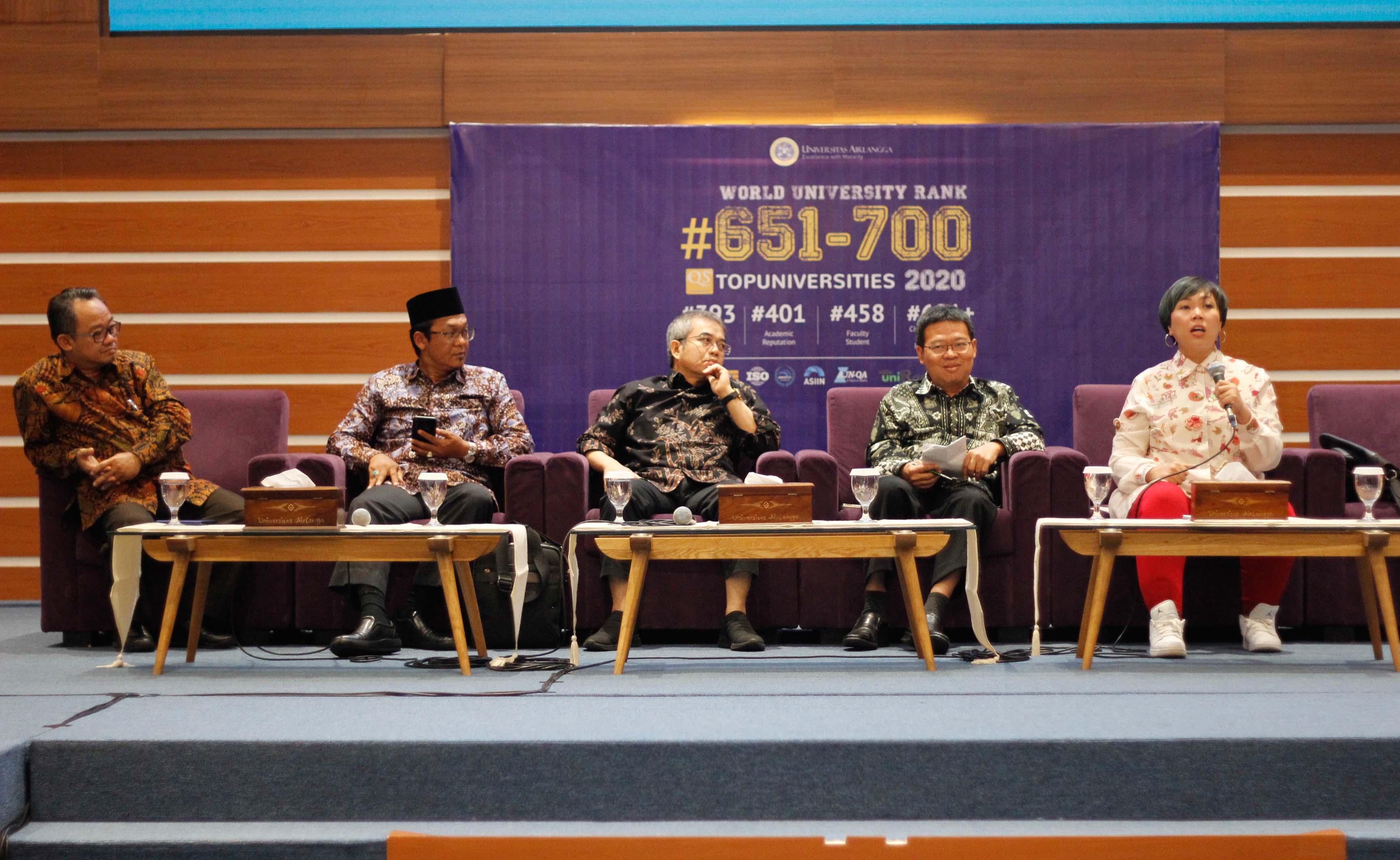 Jaringan Gusdurian, Inayah Wulandari Wahid saat memaparkan pemikiran tentang Pancasila di Gedung Rektorat Unair, Surabaya, Rabu 20 November 2019. (Foto: Faroz/ngopibareng.id)