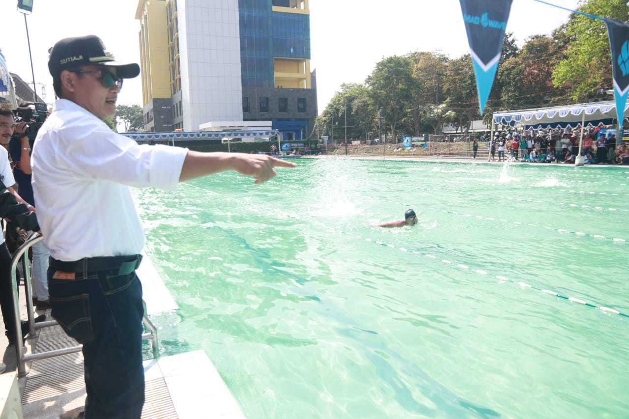 Wali Kota Malang, Sutiaji saat membuka acara kompetisi renang Wali Kota Cup 2019 di Kolam Renang Universitas Negeri Malang. (Foto: Istimewa)