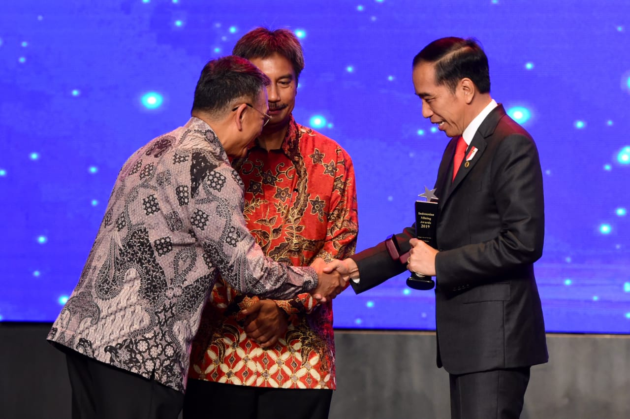 Presiden Jokowi menerima penghargaan tertinggi bidang pertambangan dari Ketua Umum Asosiasi Pertambangan Indonesia Ido Hutabarat. (Foto: Setpres)