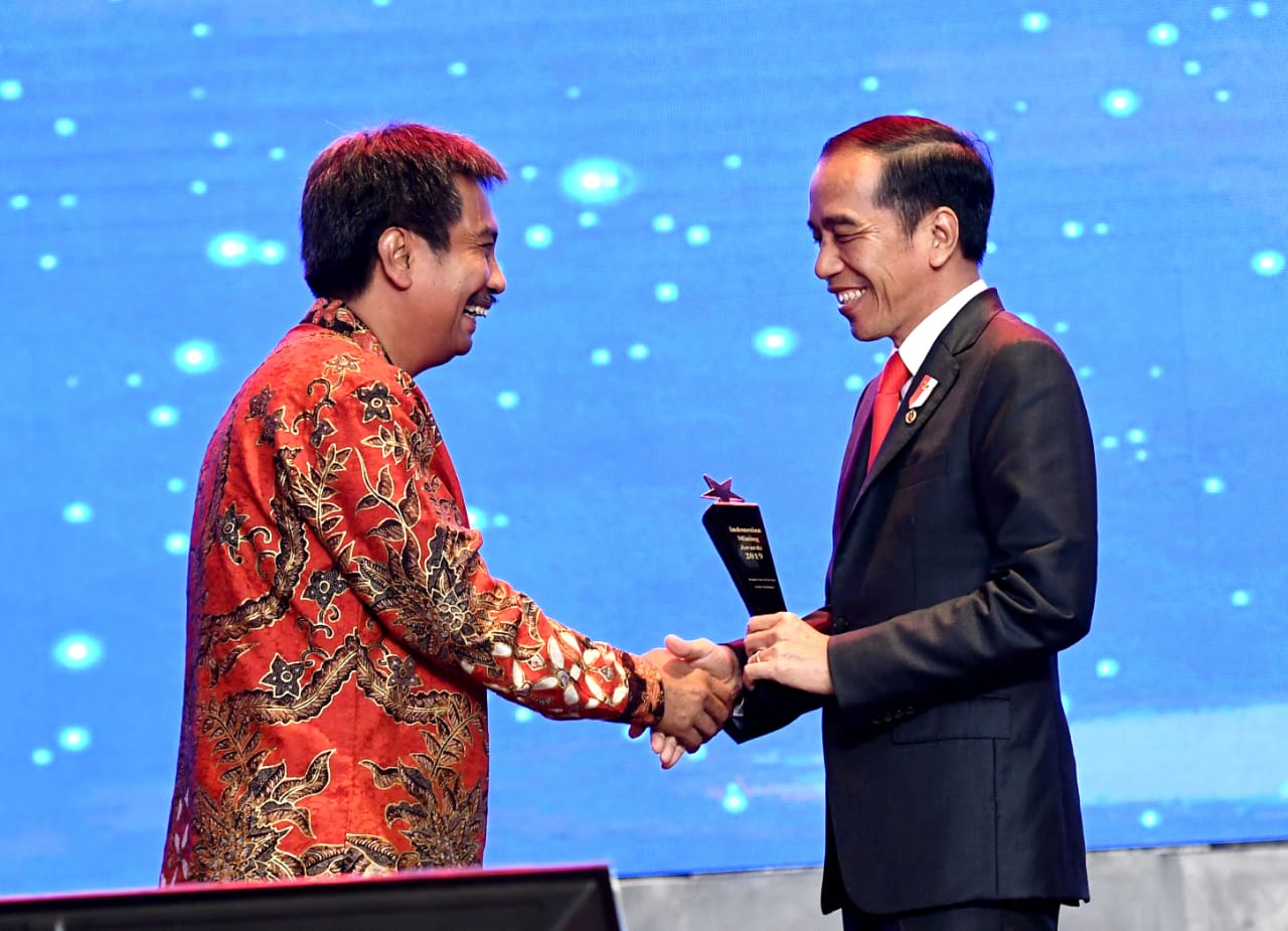 Presiden Jokowi menerima penghargaan tertinggi bidang pertambangan dari Ketua Umum Asosiasi Pertambangan Indonesia Ido Hutabarat.( foto: Setpres)