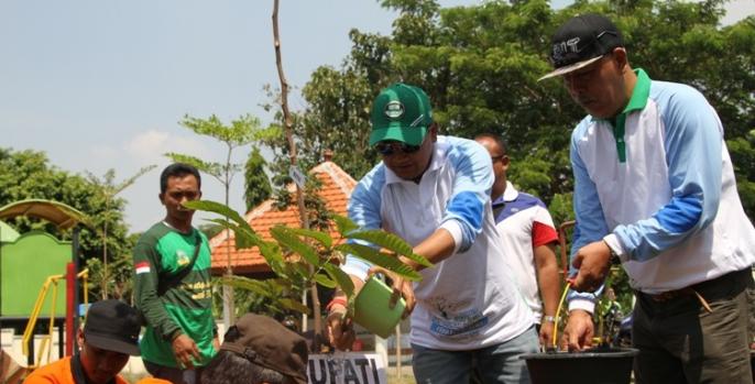 Bupati Pasuruan Irsyad Yusuf menanam pohon penghijauan sebagai kepedulian terhadap lingkungan. (Foto: Dok Humas)