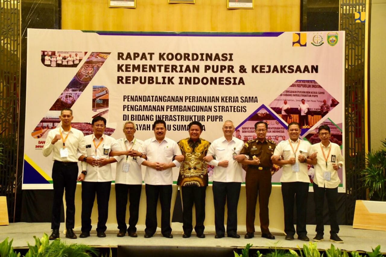 Perwakilan Kementerian Pekerjaan Umum dan Perumahan Rakyat (PUPR) dan Kejaksaan Republik Indonesia berfoto bersama. Dua instansi ini bekerja sama untuk Pengamanan Pembangunan Strategis Bidang Infrastruktur PUPR untuk wilayah Pulau Sumatera. (Foto: Kementerian PUPR) 