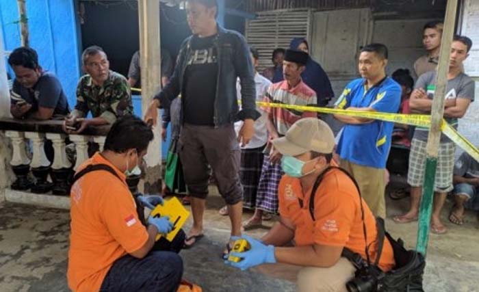 Tim dari Polres Situbondo melakukan olah TKP di rumah Sunanto, Desa Landangan, Kecamatan Kapongan, Kamis. (Foto:RRI.) 