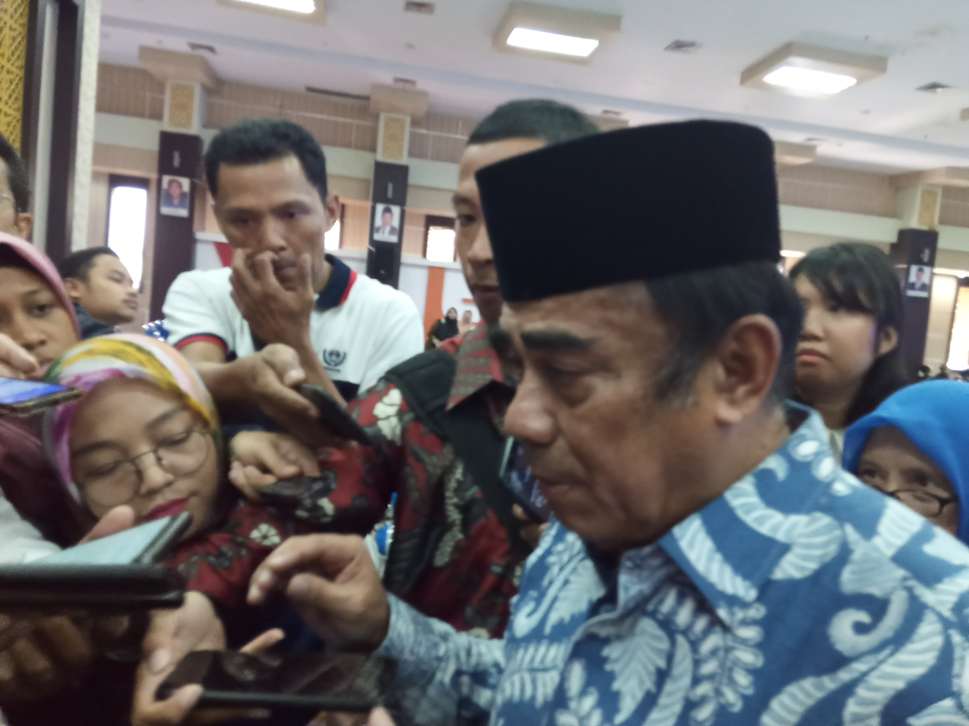 Menteri Agama Jenderal (Purn) Fachrul Razi saat diwawancarai usai memberikan kuliah tamu di UIN Maliki Malang, Kamis 21 November 2019. (Foto: Theo/Ngopibareng.id)