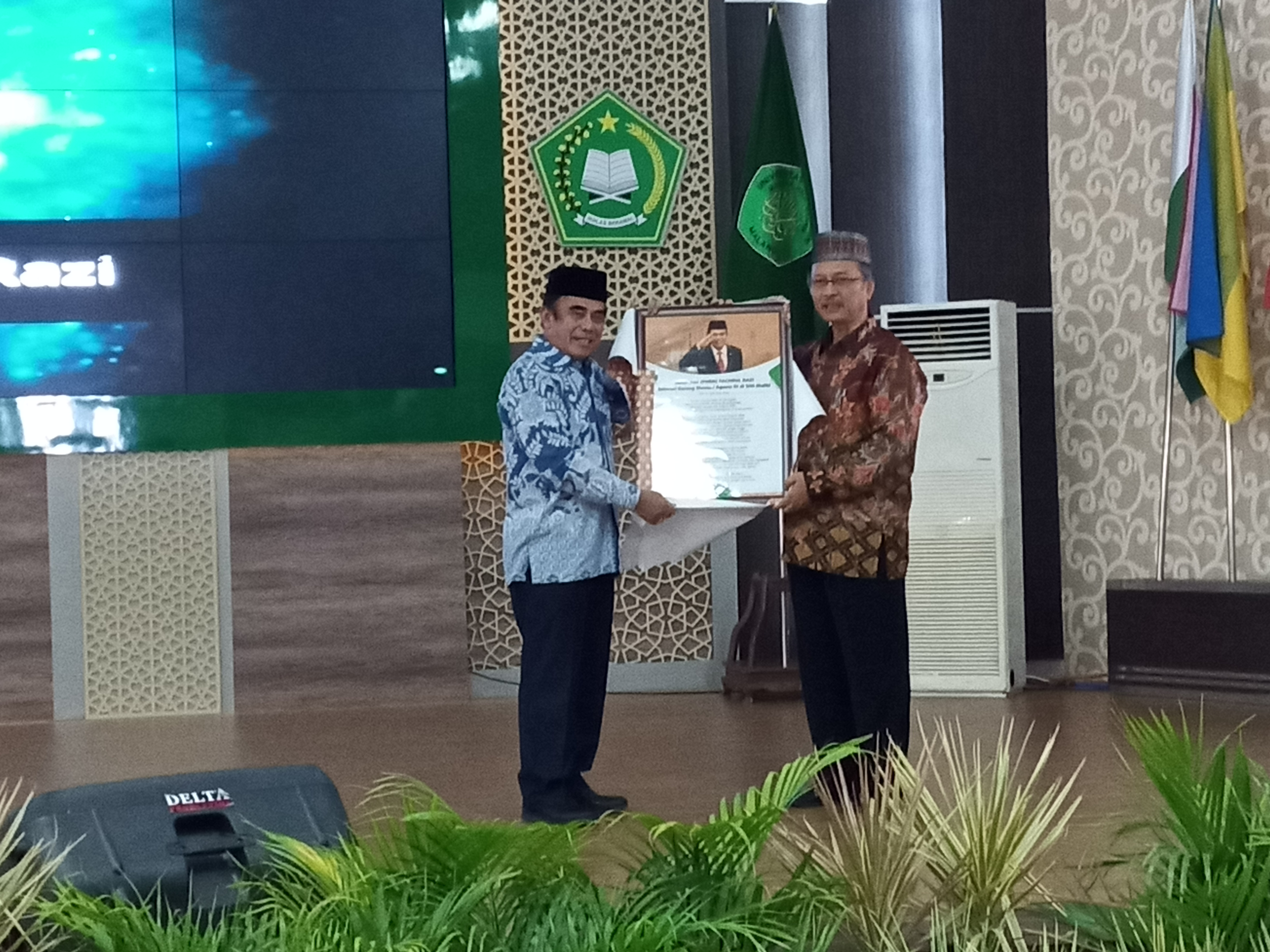 Menteri Agama, Jenderal (Purn) TNI, Fachrul Razi saat prosesi pemberian cinderamata dari pihak UIN Maliki Malang usai memberikan kuliah tamu tentang radikalisme. (Foto: Theo/Ngopibareng.id)