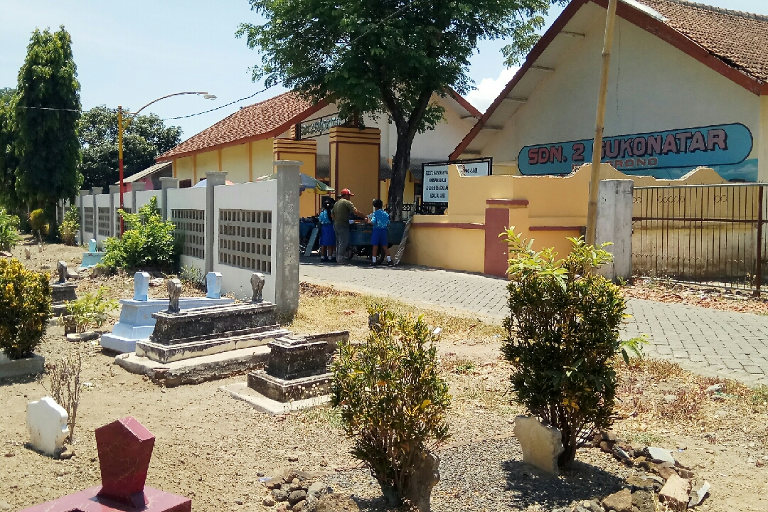 Lokasi SDN 2 Sukonatar yang berada di tengah area TPU Sukonatar