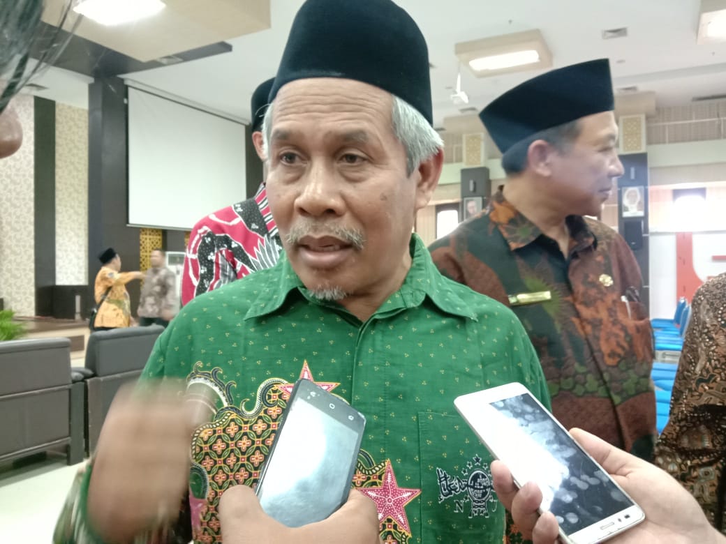 Ketua Tanfidziyah Pengurus Nahdlatul Ulama (NU) Jawa Timur, Kiai Mustamar Marzuki saat diwawancarai dalam acara kuliah tamu soal radikalisme di UIN Maliki Malang. (Foto: Theo/Ngopibareng.id)