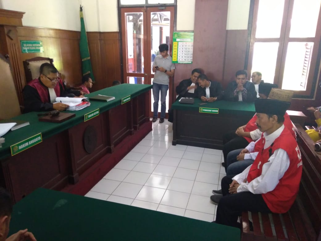 Sidang vonis terhadap ketiga pelaku pembakaran Polsek Tambelangan, Madura, Kamis 21 November 2019. (Foto: Haris/ngopibareng.id)