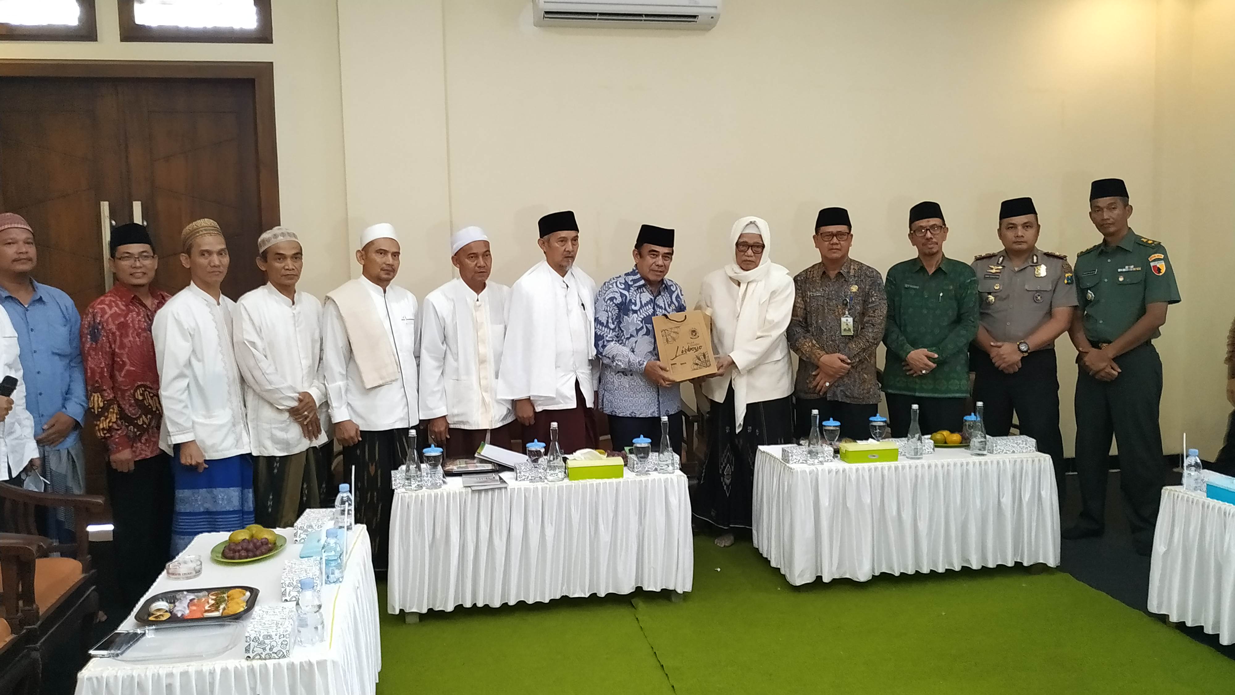 Kerabat dan pengasuh Ponpes Lirboyo silahturahmi dengan Mentri Agama. (Foto: Fendi/Ngopibareng.id)