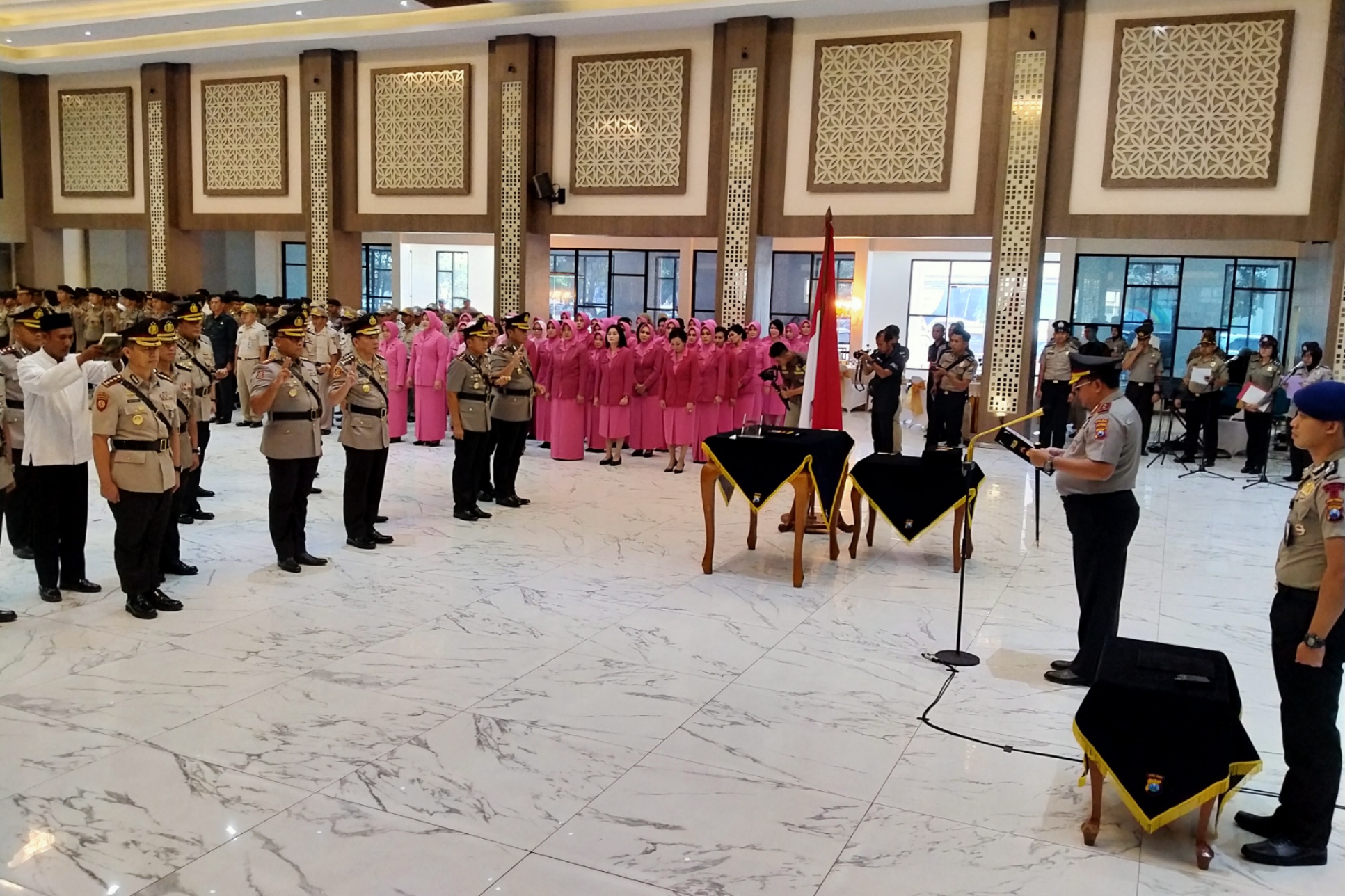 Kapolda Jatim, Irjen Pol Luki Hermawan (kanan) saat memimpin proses sertijab di Gedung Mahameru, Polda Jatim, Surabaya, Kamis 21 November 2019. (Foto: Fariz/ngopibareng.id)