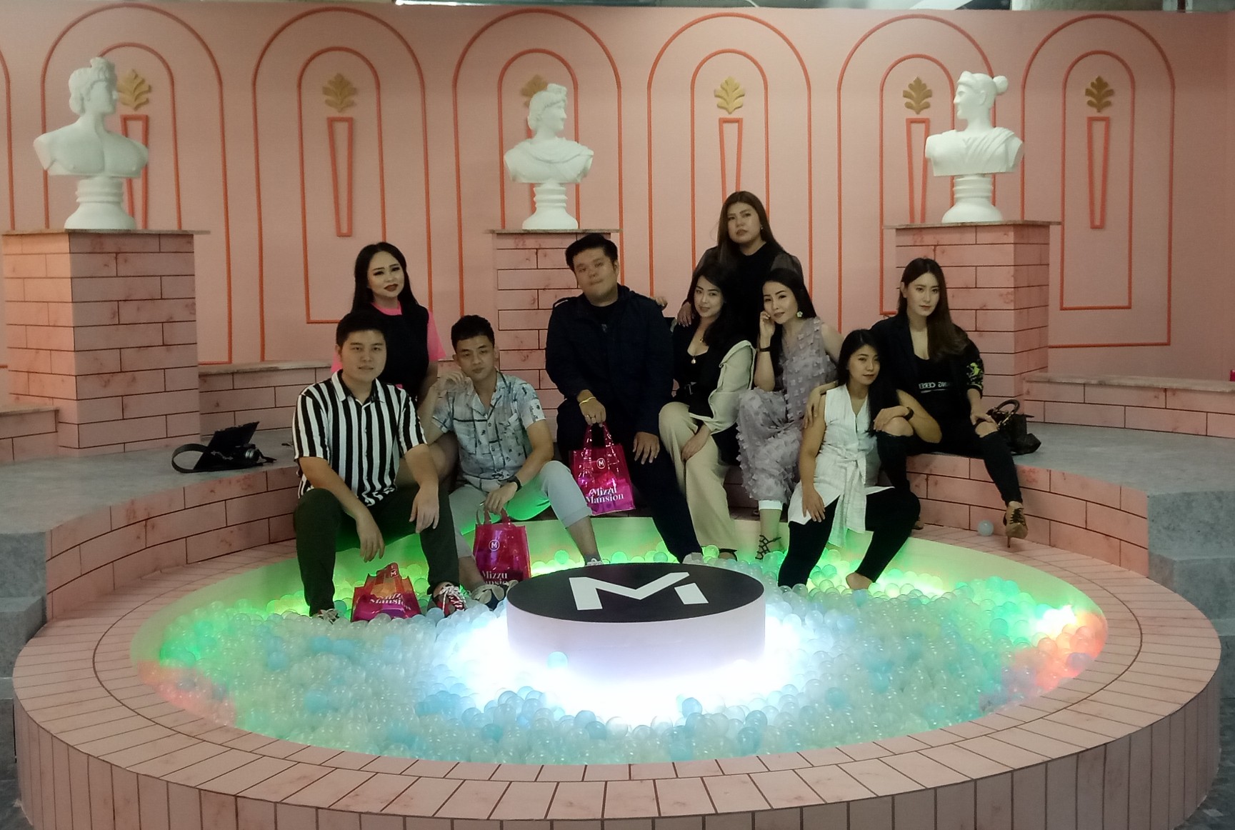 Para influencer Surabaya saat berfoto di spot foto pertama Mizzu Mansion. (Foto: Pita/Ngopibareng.id)