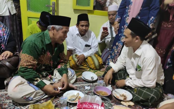 KH Ahmad Bahauddin Nursalim (Gus Baha') saat bersama KH Marzuki Mustamar. (Foto: Istimewa)