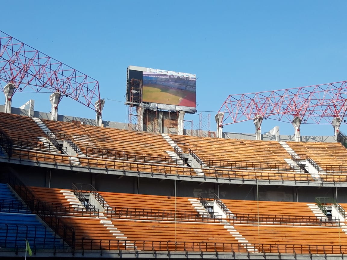 Papan skor digital di Stadion Gelora Bung Tomo Surabaya sudah terpasang. (Foto: Haris/Ngopibareng.id)