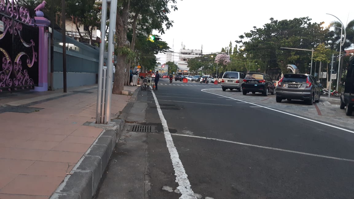 Trotoar di seberang parkir median jalan di Jalan Wijayakusuma Surabaya. (Foto: Alief/ngopibareng.id) Trotoar di seberang parkir median jalan di Jalan Wijayakusuma Surabaya. (Foto: Alief/ngopibareng.id)