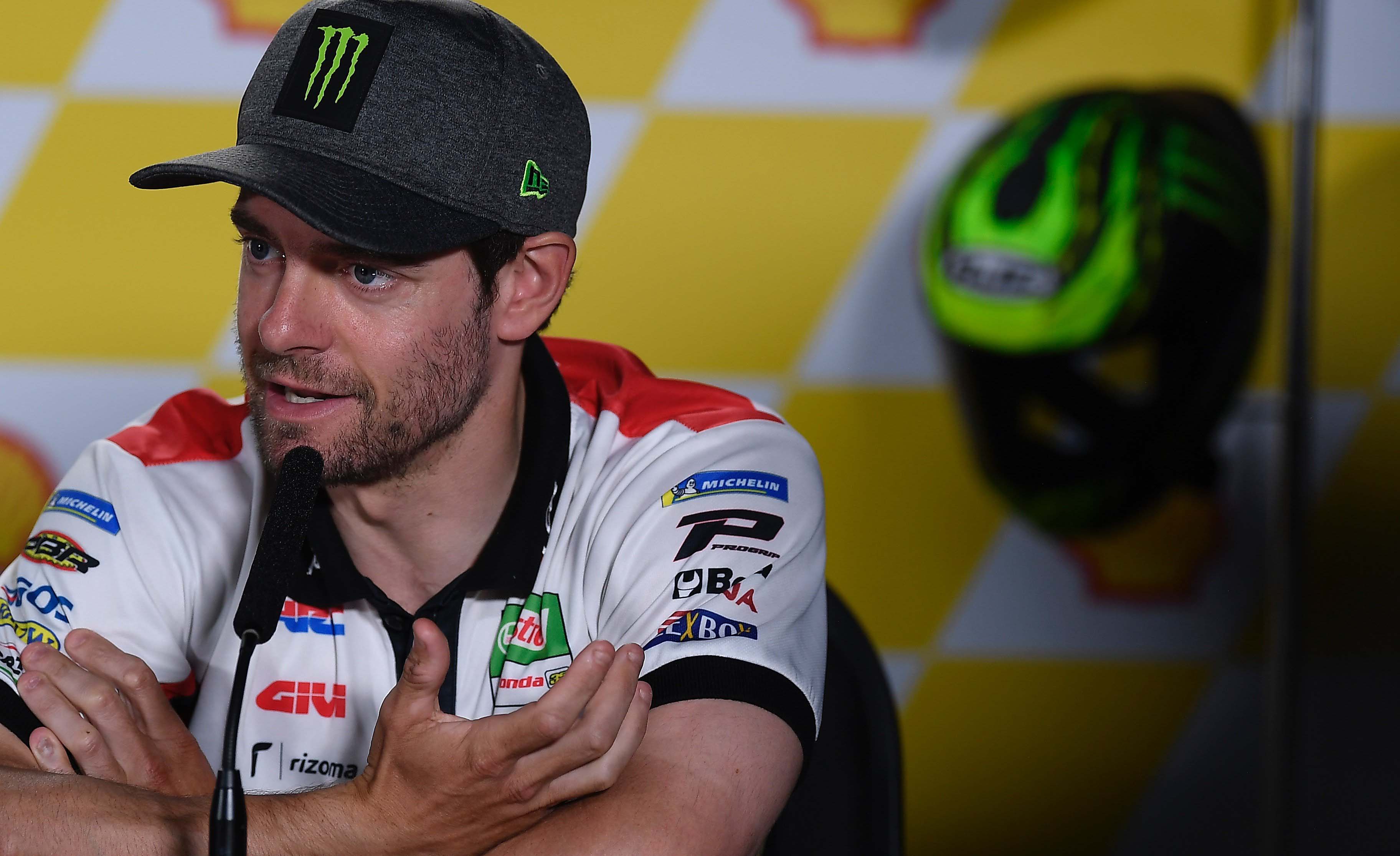 Cal Crutchlow memprotes HRC karena mengambil krunya dan tidak mengembalikannya. (Foto: Tiwtter/@