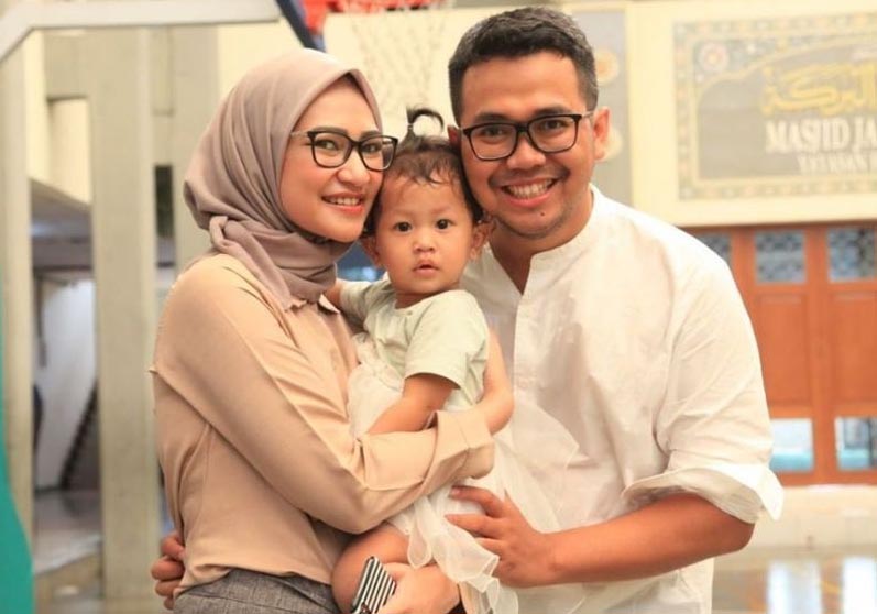 Angkie Yudistia bersama suaminya, Budi Prasetyo dan salah satu dari dua puterinya, Aleea Kinandari. (Foto:Instagram/angkie)
