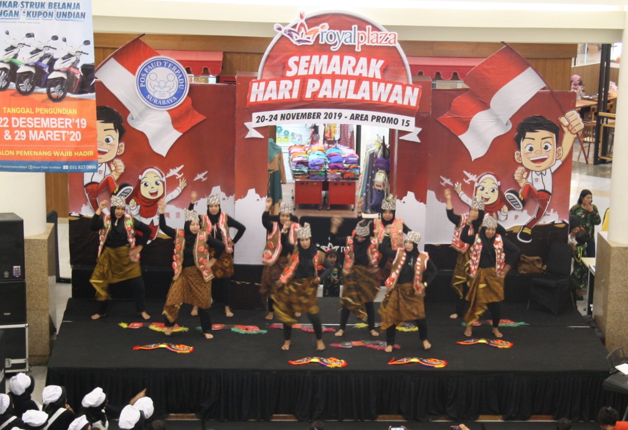 Penampilan bunda-bunda paud di acara Semarak Hari Pahlawan di Royal Plaza (Foto: Pita/Ngopibareng.id) Penampilan bunda-bunda paud di acara Semarak Hari Pahlawan di Royal Plaza (Foto: Pita/Ngopibareng.id)