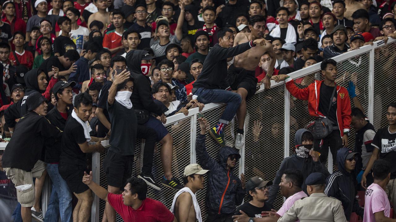 Suporter Indonesia saat pertandingan Indonesia Vs Malaysia di Stadion GBK. (Foto: Bola)