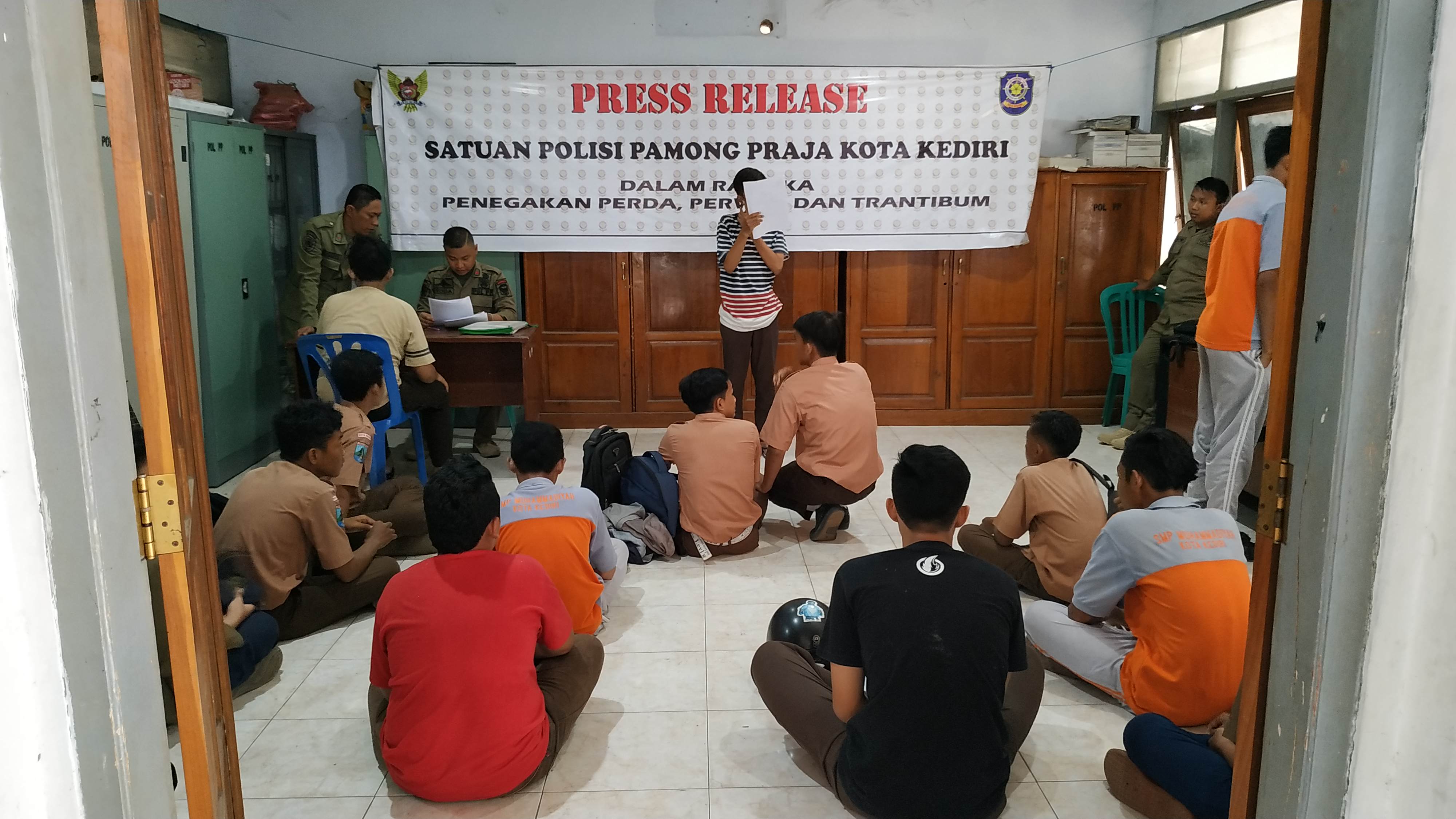 Belasan pelajar membolos di warung terjaring satpol PP. (Fendi/Ngopibareng.id)